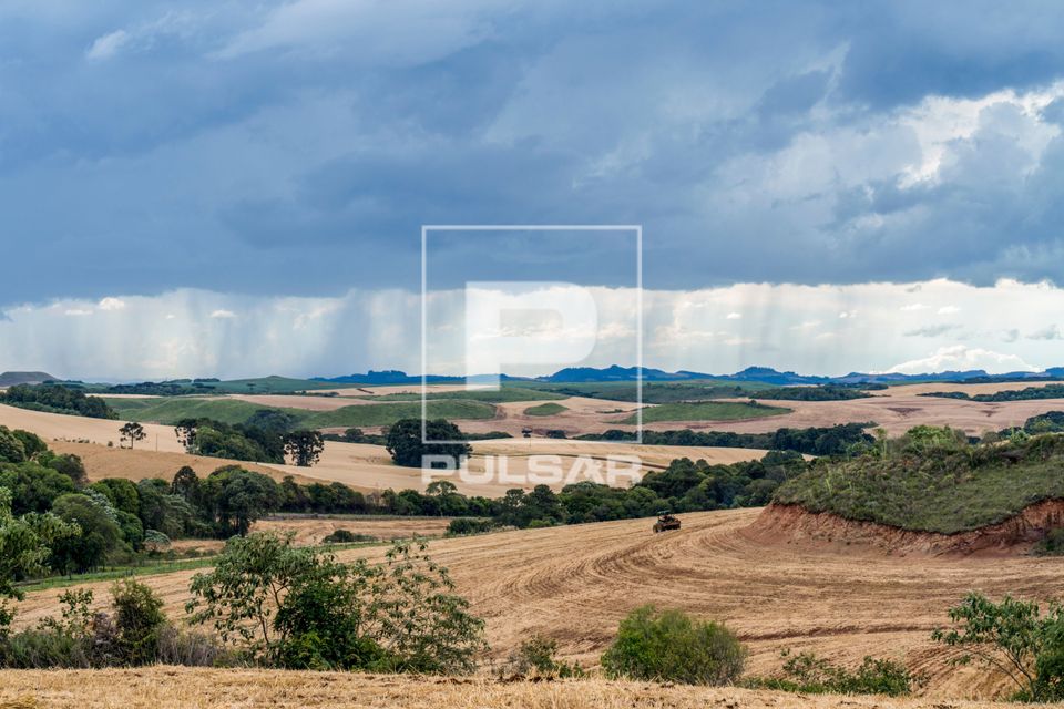 Tempestade sobre lavoura de trigo recém colhida