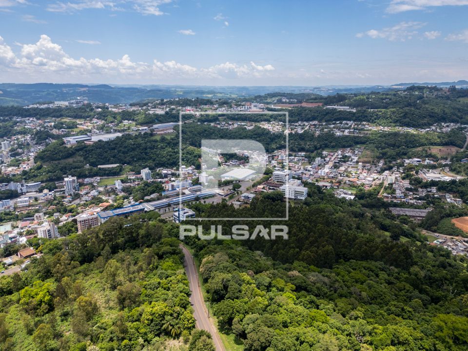 Vista de drone da cidade a partir do bairro Flor da Serra com resquício de floresta estacional decidual no pr