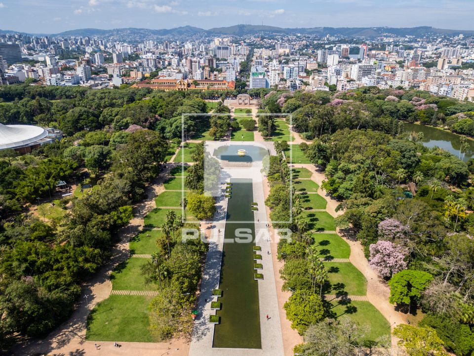 Vista de drone do espelho d'água no Parque Farroupilha mais conhecido como Redenção - Bairro Cidade Baixa