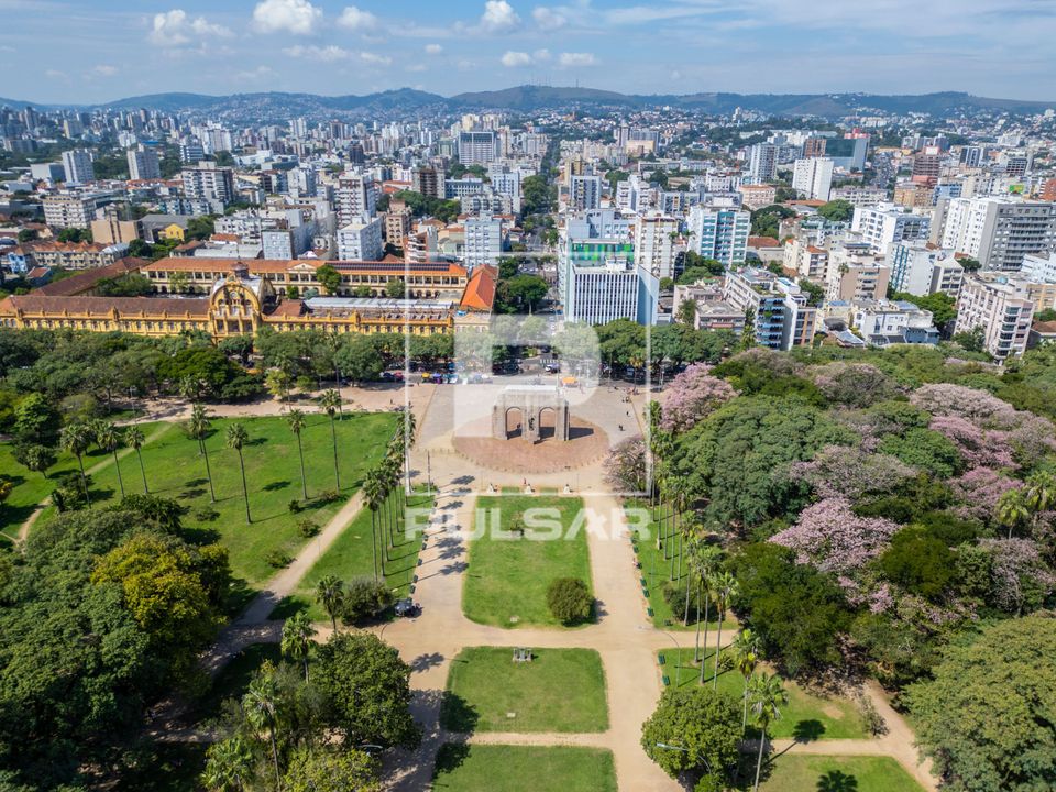 Vista de drone do Monumento ao Expedicionário no Parque Farroupilha conhecido como Redenção e à esquerda C