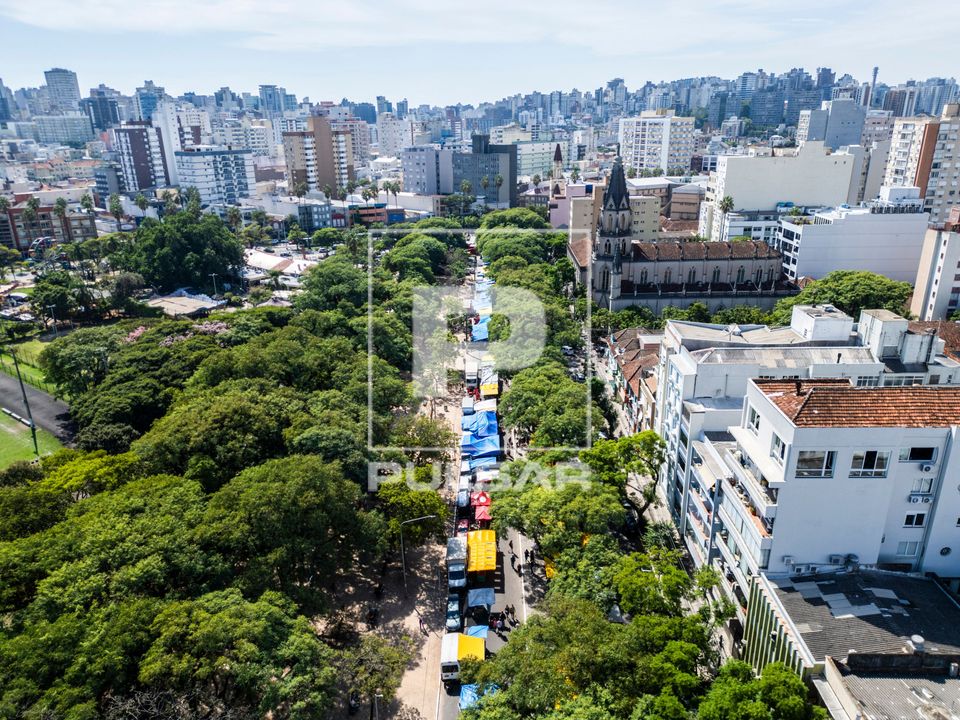 Vista de drone da Feira Ecológica na Avenida José Bonifácio e Igreja Santa Teresinha e Paróquia do Santís