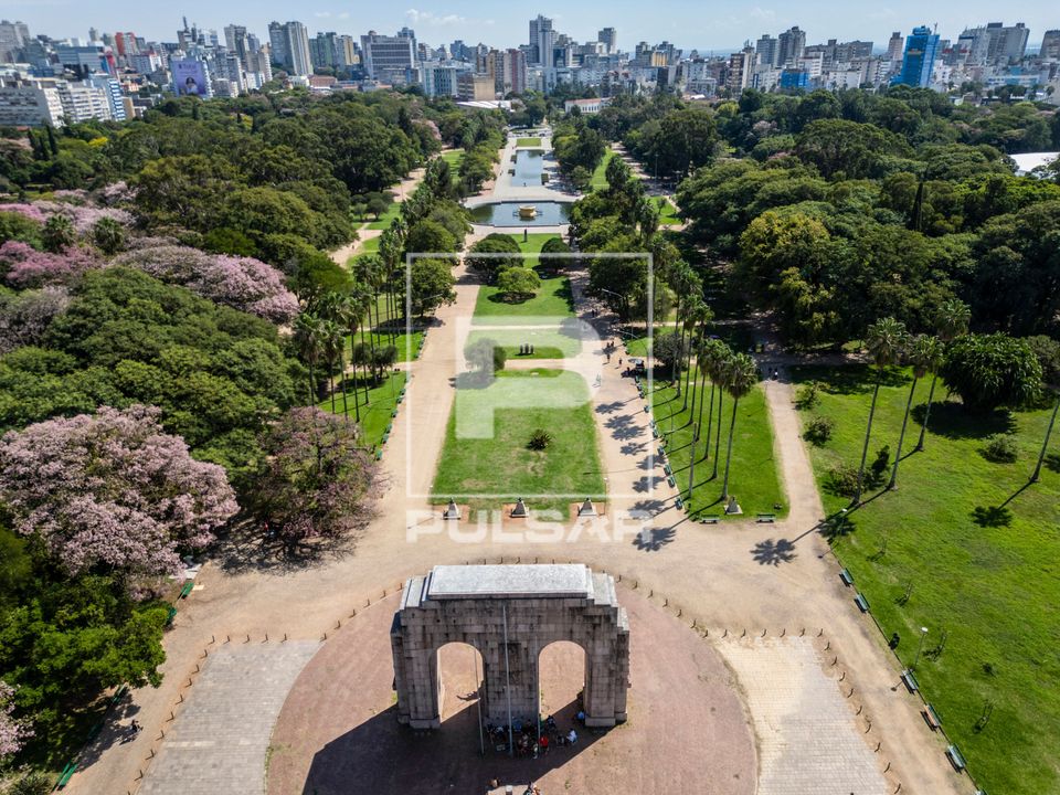 Vista de drone do Monumento ao Expedicionário no Parque Farroupilha conhecido como Redenção 