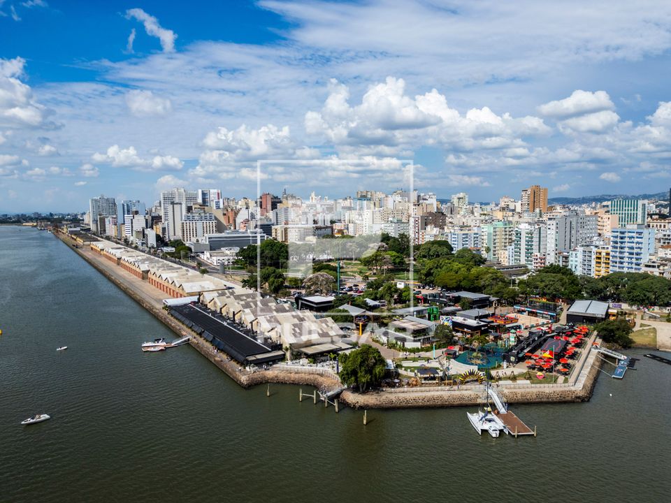 Vista de drone do Cais Embarcadero nas margens do Lago Guaíba