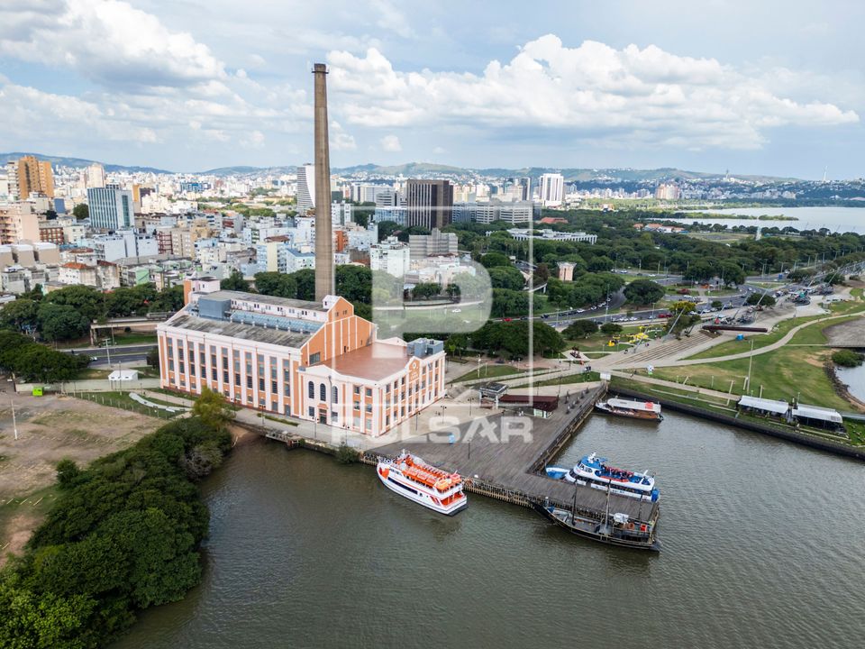 Vista de drone do Centro Cultural Usina do Gasômetro - ao fundo Parque Moacyr Scliar