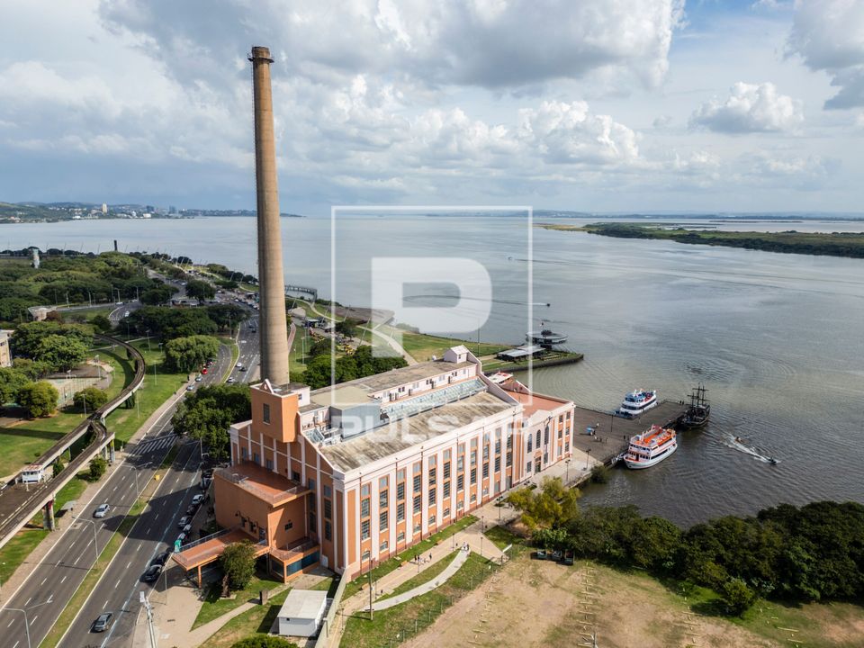 Vista de drone do Centro Cultural Usina do Gasômetro  na orla do Guaíba