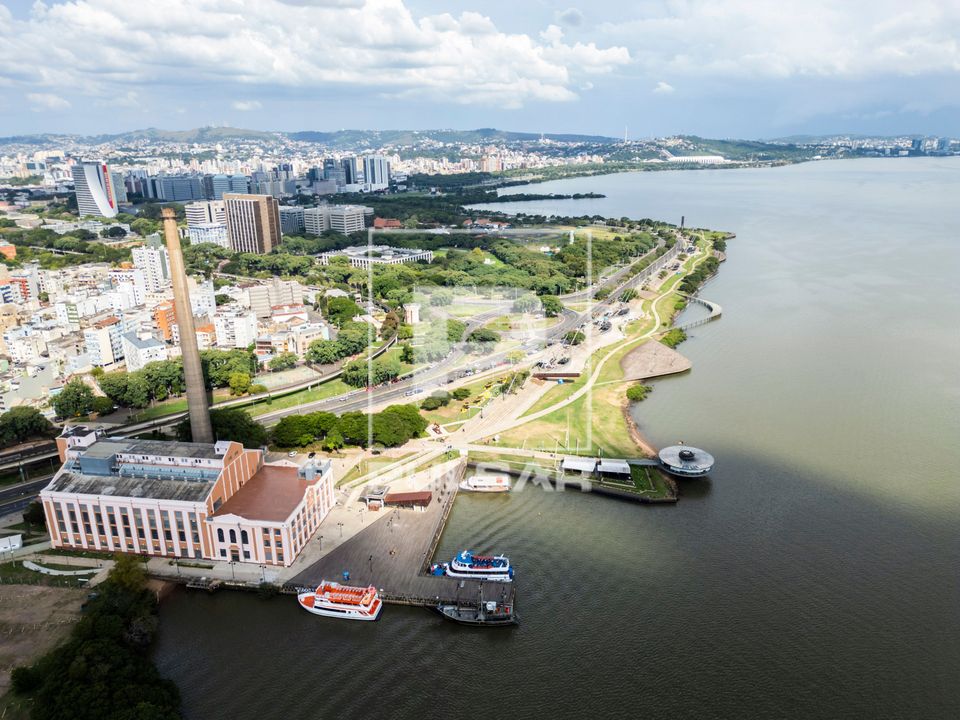 Vista de drone do Centro Cultural Usina do Gasômetro - ao fundo Parque Moacyr Scliar - orla do Guaíba