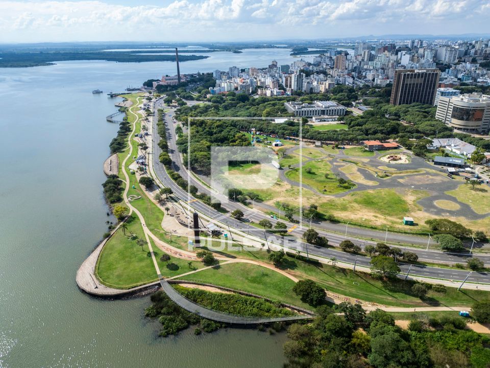 Vista de drone do Parque Moacyr Scliar e Avenida Edvaldo Pereira Paiva - orla do Guaíba - ao fundo Câmara Mu