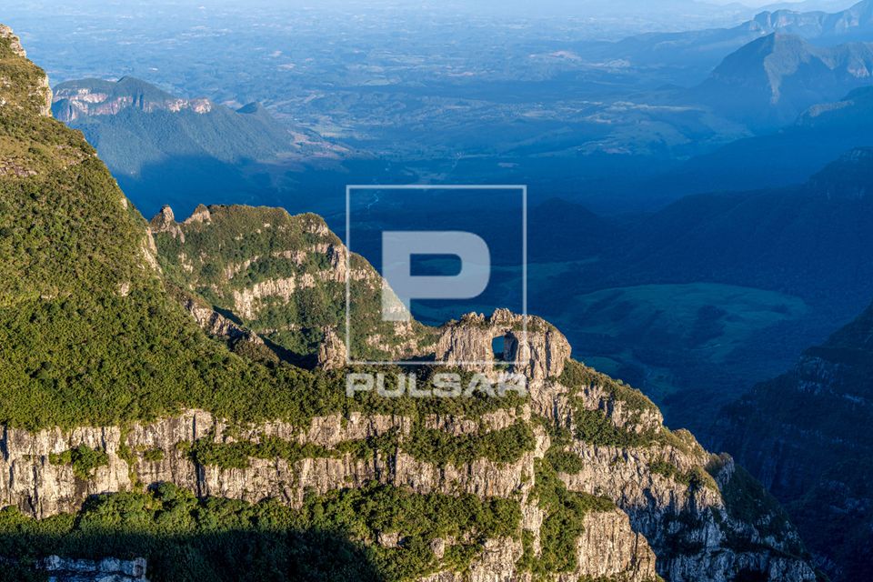 Vista da Pedra Furada no Morro da Igreja - Parque Nacional São Joaquim 