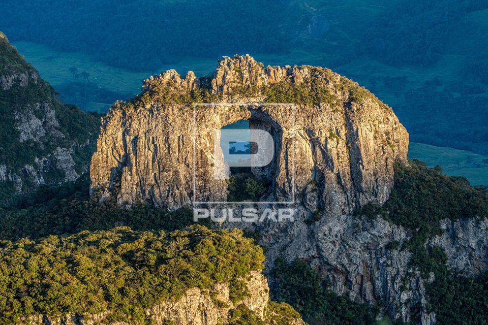 Vista da Pedra Furada no Morro da Igreja - Parque Nacional São Joaquim 