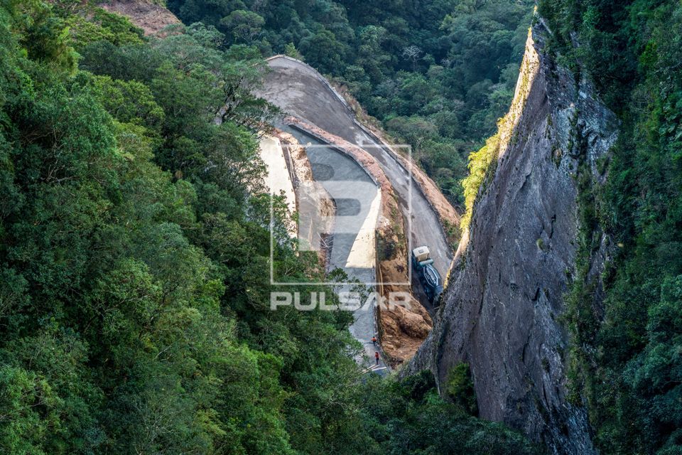 Vista de cima da Rodovia SC-370 em obras na Serra do Corvo Branco