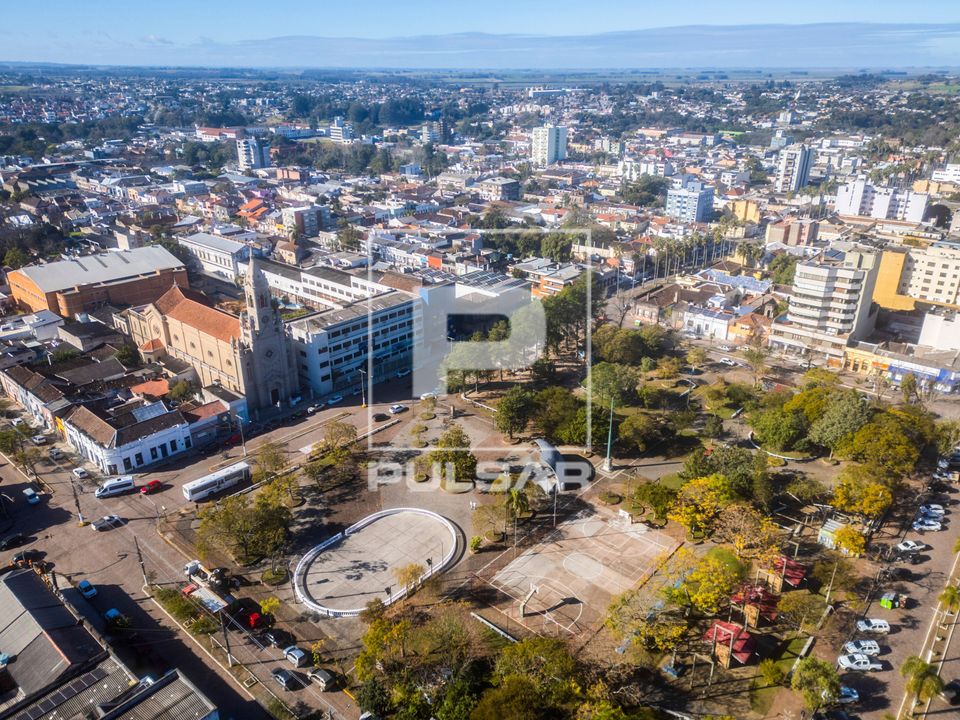Vista de drone da Praça Esporte e Igreja Matriz Nossa Senhora Auxiliadora no centro da cidade 