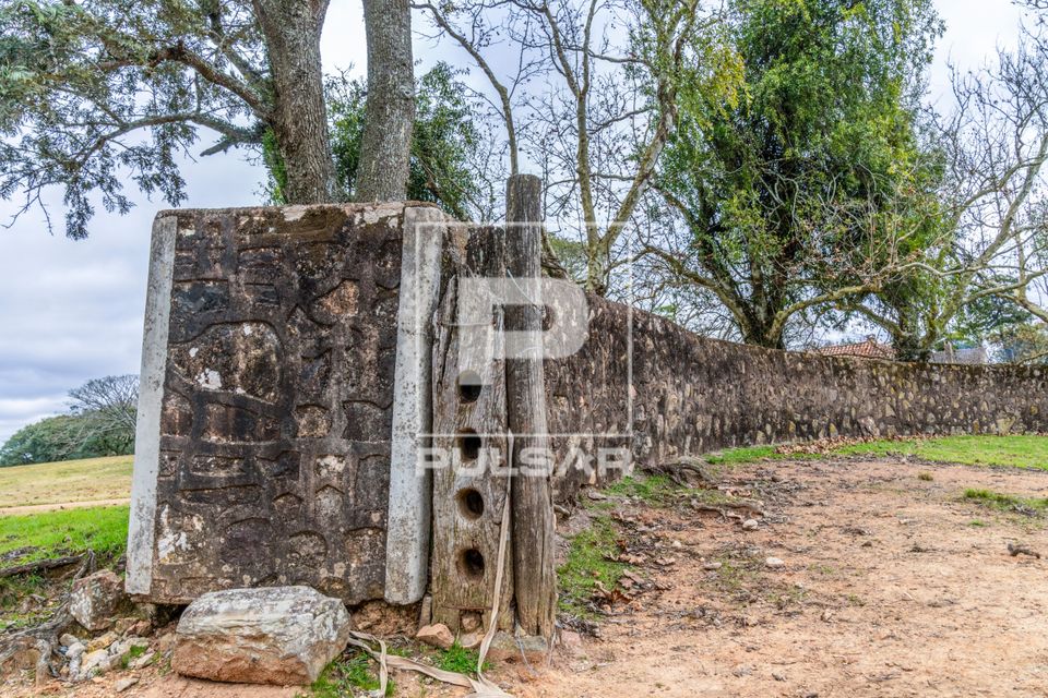 Mangueira feita de pedra em estância de 1790 