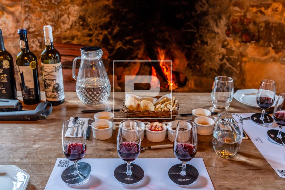 Mesa para degustação de vinhos em vinícola em estância de 1790