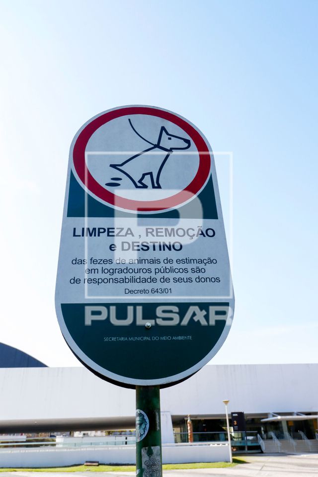 Placa com orientações aos tutores de animais para limpeza remoção e destino de dejetos conforme secretaria