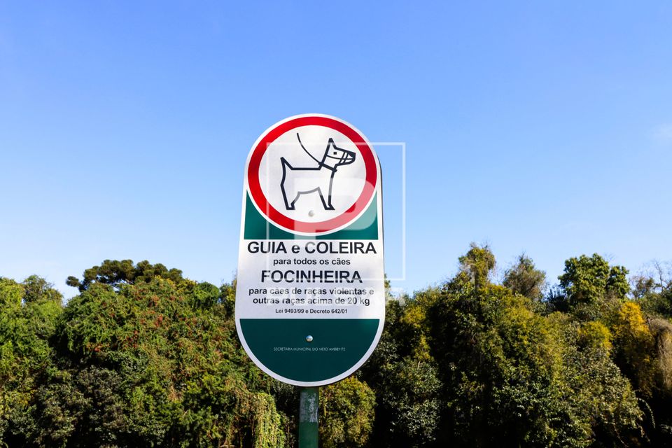 Placa com orientações aos tutores de cães para uso de guia e coleira e para raças violentas o uso de focin