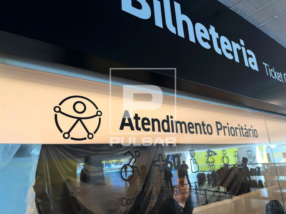 Novo símbolo internacional da acessibilidade na bilheteria do MON Museu Oscar Niemeyer - projeto de Oscar Nie