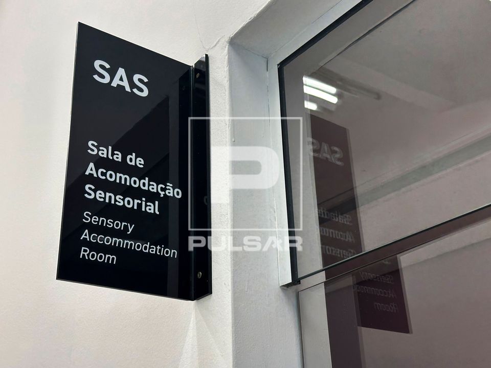 Placa da Sala de Acomodação Sensorial - criada para minimizar possíveis desconfortos causados pelos diferen