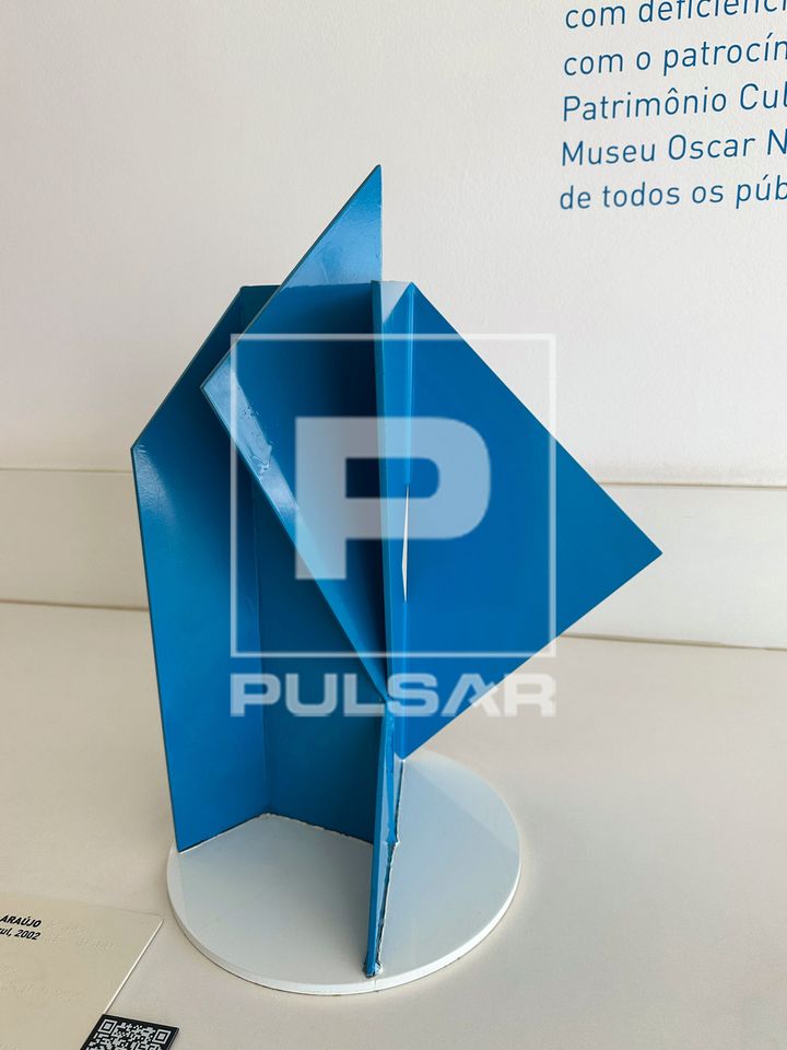 Réplica da obra Estrutura Azul - obra tátil de Emanoel Araújo em exposição no MON Museu Oscar Niemeyer - 