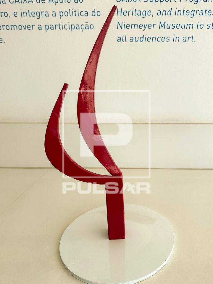 Réplica da obra Forma - obra tátil de Oscar Nermeyer em exposição no MON Museu Oscar Niemeyer - projeto de