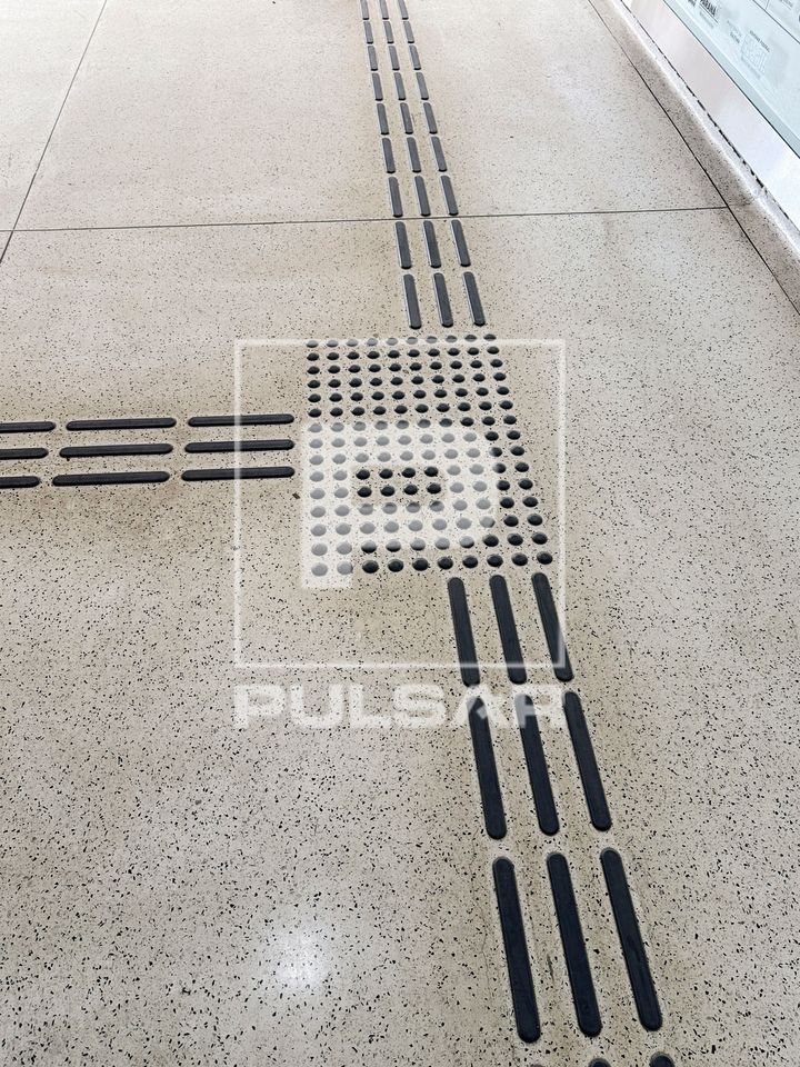 Piso podotátil de acessibilidade para deficientes visuais no MON Museu Oscar Niemeyer - projeto de Oscar Niem