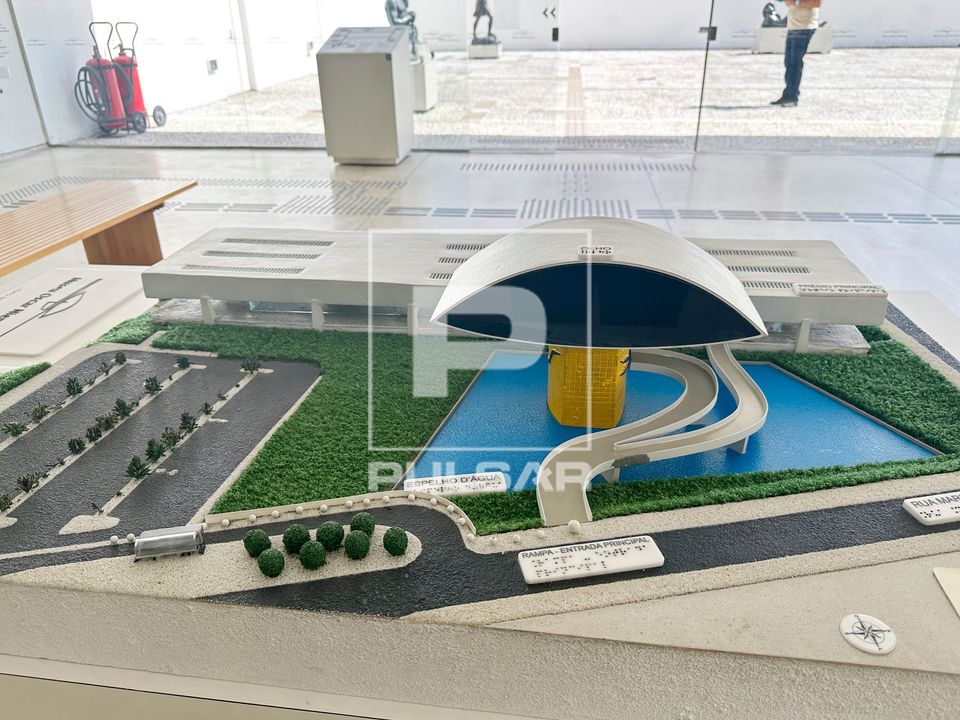 Maquete do MON Museu Oscar Niemeyer - projeto de Oscar Niemeyer - USO SOMENTE MEDIANTE CONSULTA A FUNDAÇÃO O
