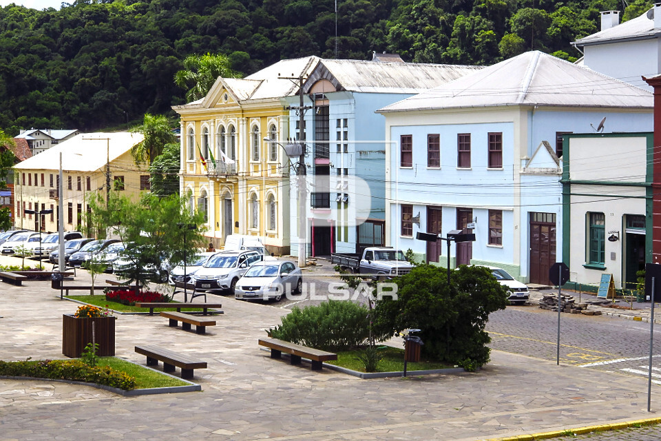 Prefeitura Municipal a esquerda e casas com arquitetura típica italiana - Praça Garibaldi - 