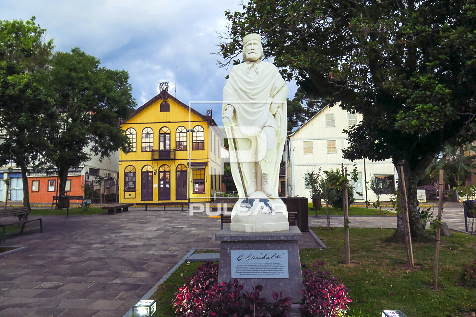 Estátua em homenagem a Giuseppe Garibaldi na Praça Garibaldi - ao fundo Casa de Neni com arquitetura italian