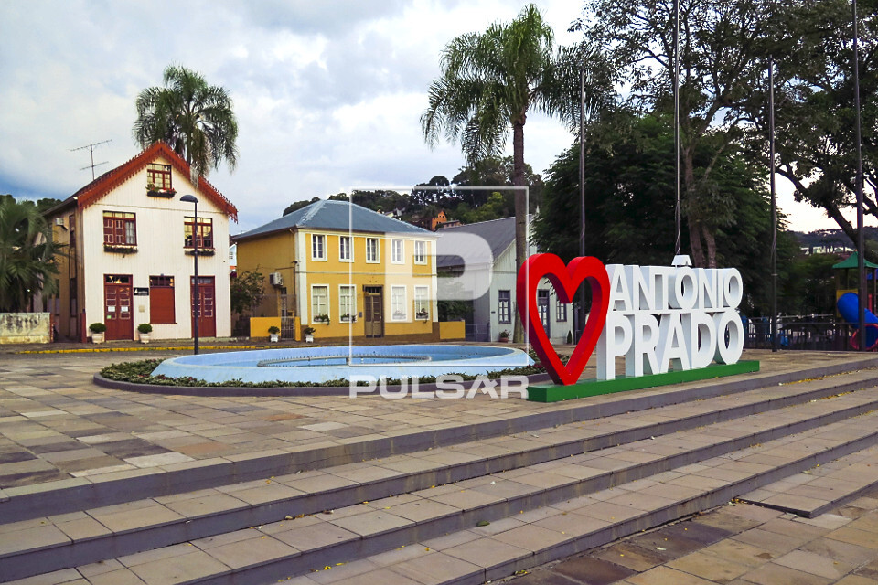 Letreiro eu amo Antônio Prado na na Praça Garibaldi - ao fundo casas com arquitetura típica italiana - 