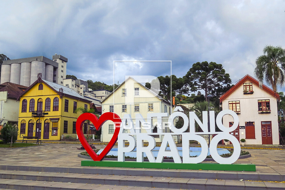 Letreiro eu amo Antônio Prado na na Praça Garibaldi - ao fundo casas com arquitetura típica italiana - a es