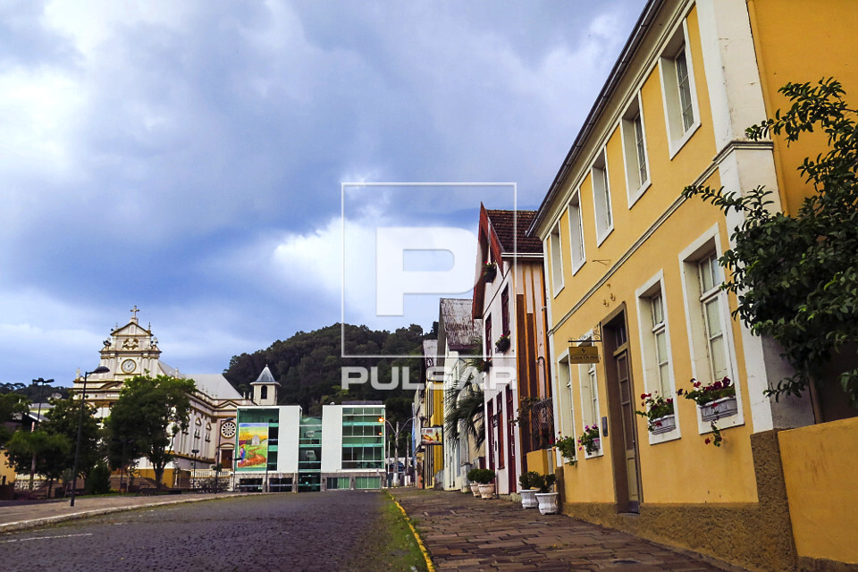 Casas com arquitetura típica italiana - a esquerda Igreja Matriz Sagrado Coração de Jesus - 