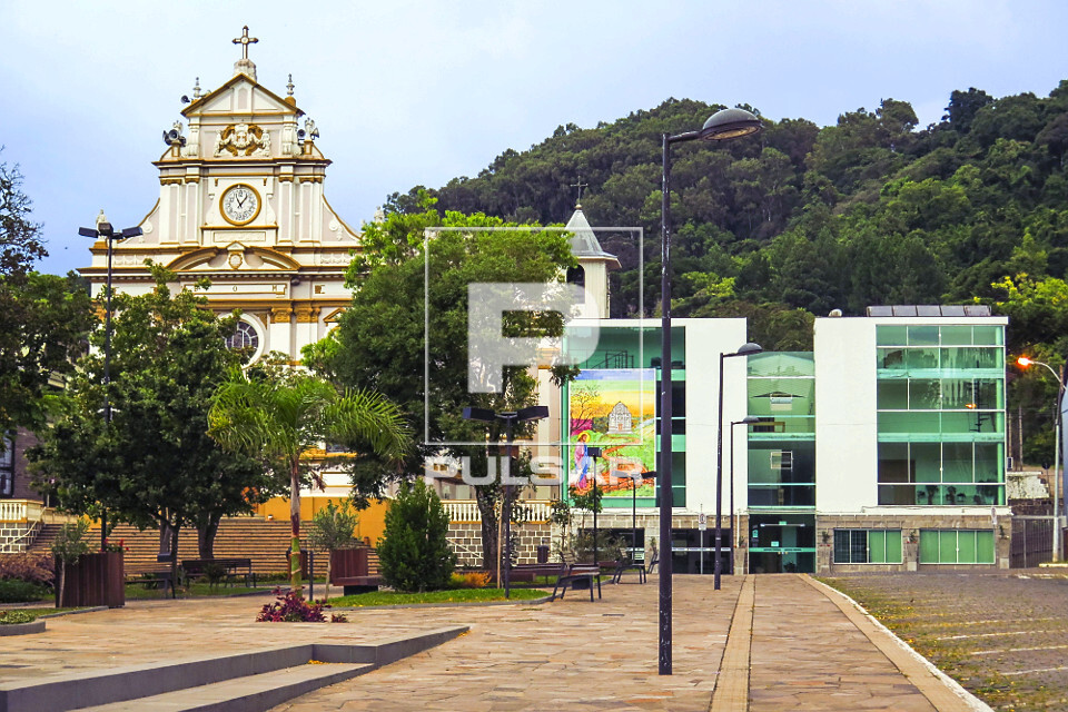 Praça Garibaldi e Igreja Matriz Sagrado Coração de Jesus  - 