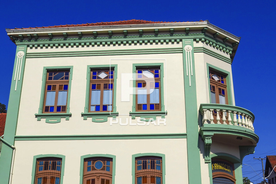Janelas de casa com arquitetura típica italiana  - 