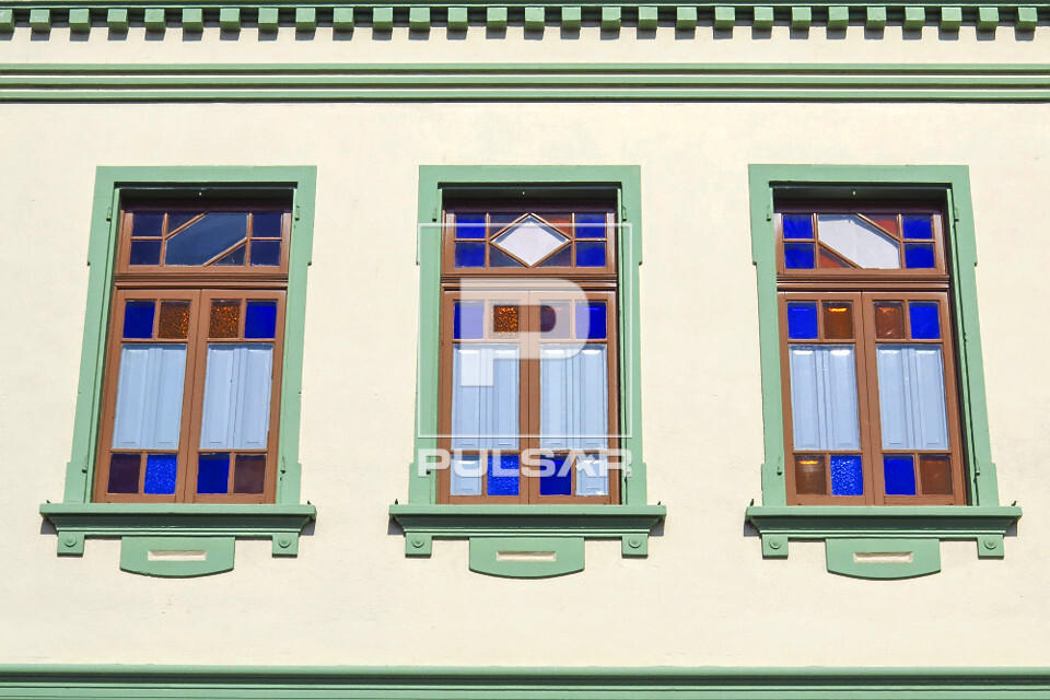 Detalhe de janelas de casa com arquitetura típica italiana  - 