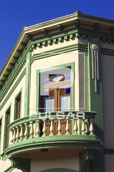 Detalhe de janela e sacada com balaústres de casa com arquitetura típica italiana  - 