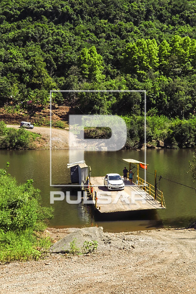 Veículo em balsa durante travessia no Rio das Antas - 