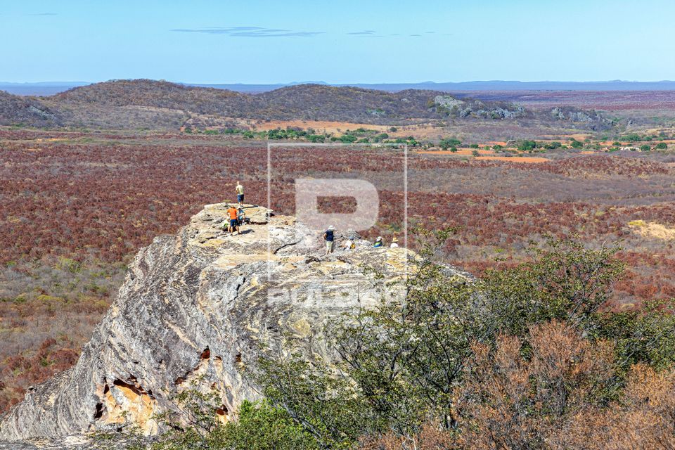 Turistas sobre formação rochosa no Boqueirão de Pedro Rodrigues no Parque Nacional da Serra da Capivara