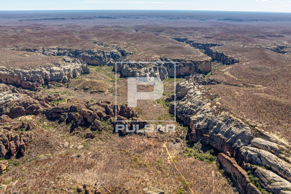 Vista de drone de formações rochosas no PARNA Serra da Capivara - comparar com 05LH386