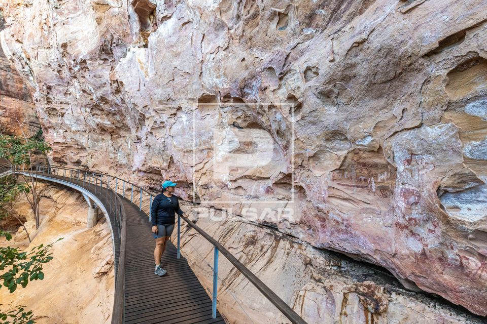 Turista observando pinturas rupestres do Boqueirão da Pedra Furada - PARNA da Serra da Capivara
