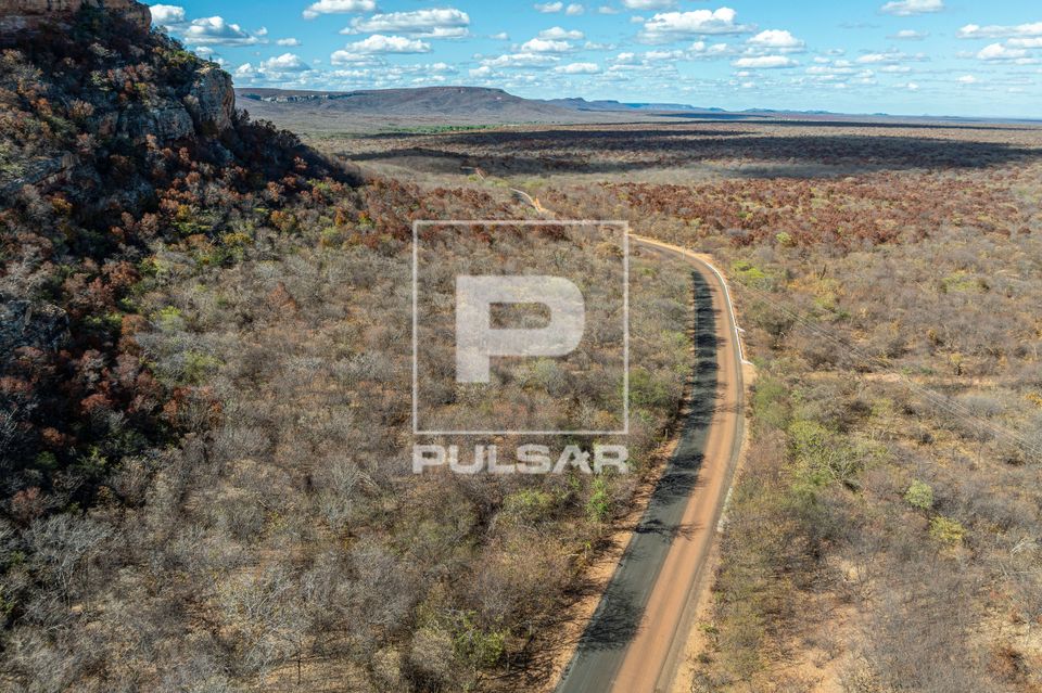 Vista de drone da estrada de acesso ao Parque Nacional da Serra da Capivara