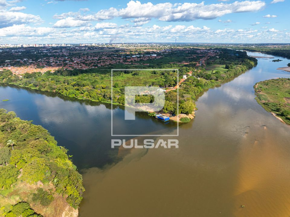 Vista de drone do Parque Ambiental Encontro dos Rios - Rio Poti no Piauí à direita e Parnaíba à esquerda n
