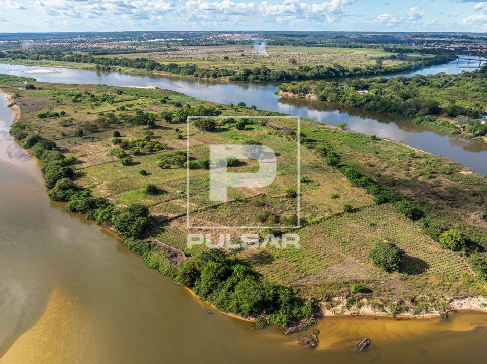 Vista de drone de Ilha no Rio Parnaíba - ao fundo à direita Rio Poti - região de divisa dos estados do Piau