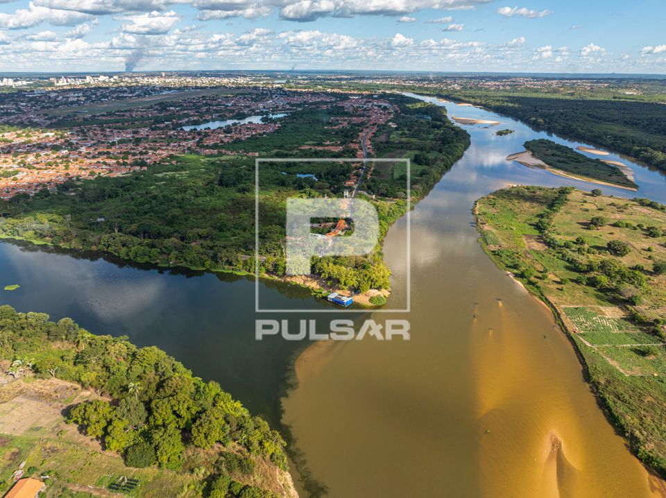 Vista de drone do Parque Ambiental Encontro dos Rios - Rio Poti no Piauí à direita e Parnaíba à esquerda n