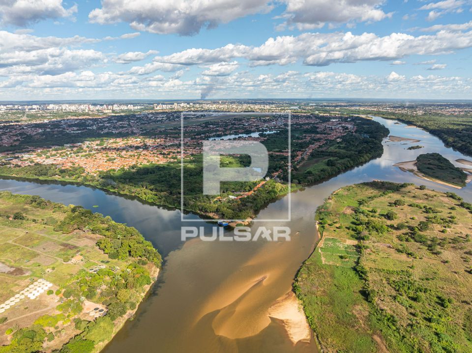 Vista de drone do Parque Ambiental Encontro dos Rios - Rio Poti no Piauí à direita e Parnaíba à esquerda n
