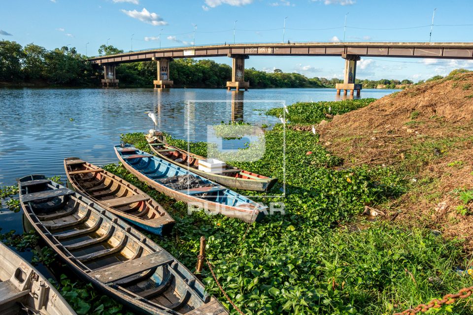 Barcos de pesca na margem do Rio Poti - ao fundo Ponte do Poty Velho