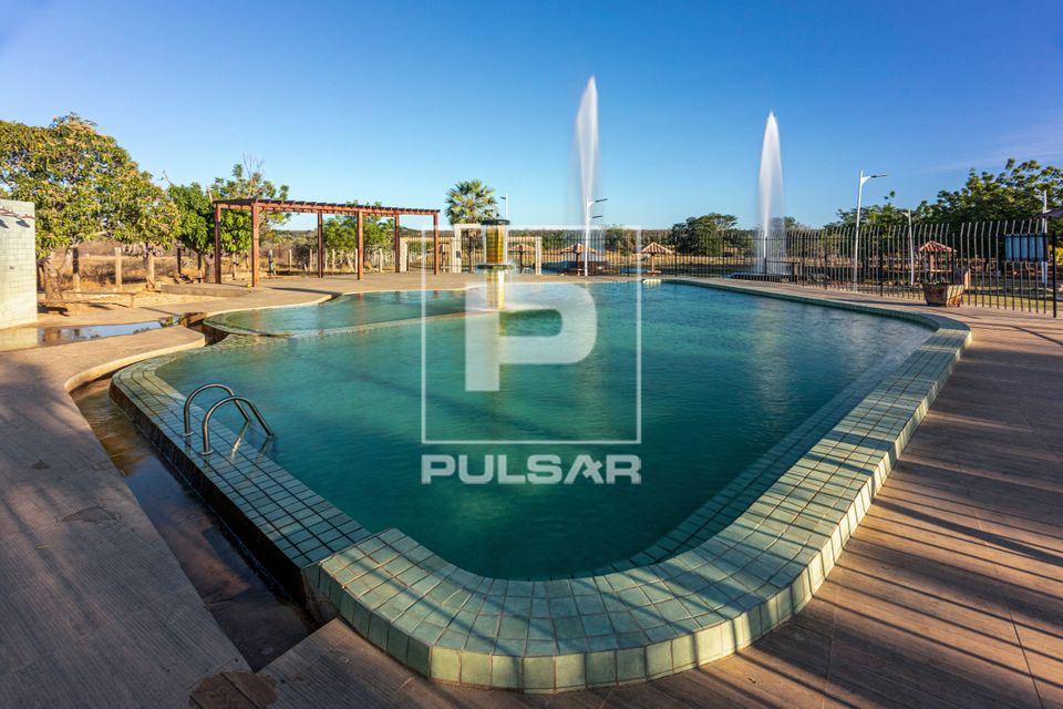 Piscina pública no poço violeto - poços jorrantes de água quente do lençol freático