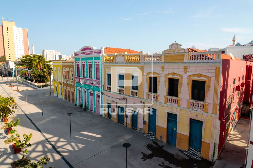 Fachada de casarões restaurados próximos ao Centro Dragão do Mar de Arte e Cultura