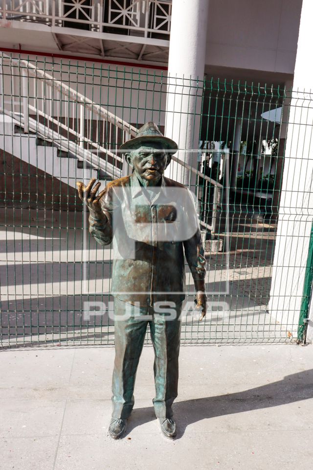 Escultura em homenagem à Antônio Gonçalves da Silva - conhecido como Patativa do Assaré- obra de Murilo S�