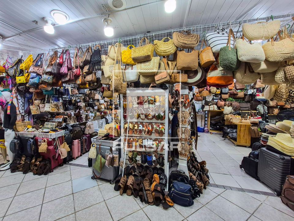 Bolsas e chinelos à venda no Mercado Central de Fortaleza