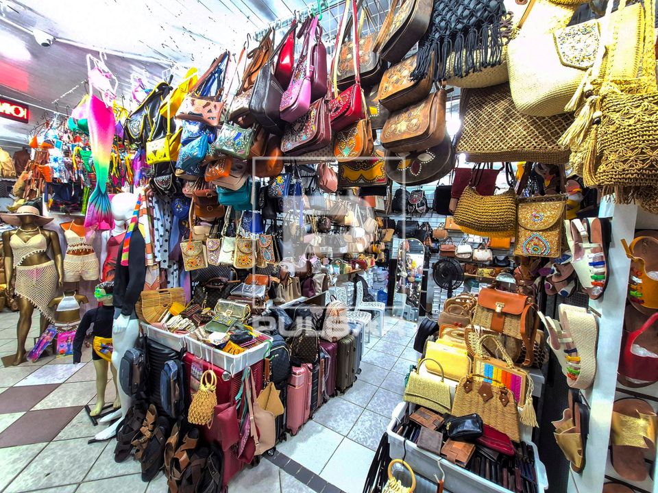 Chinelos à venda no Mercado Central de Fortaleza