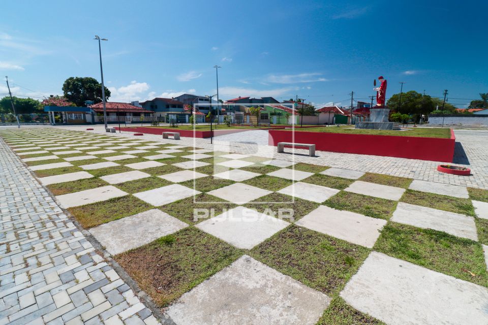 Pisograma ou concregrama na Praça São Boaventura - ao fundo escultura do padroeiro
